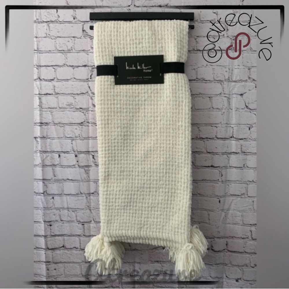 🆕 Nicole Miller Ivory Throw